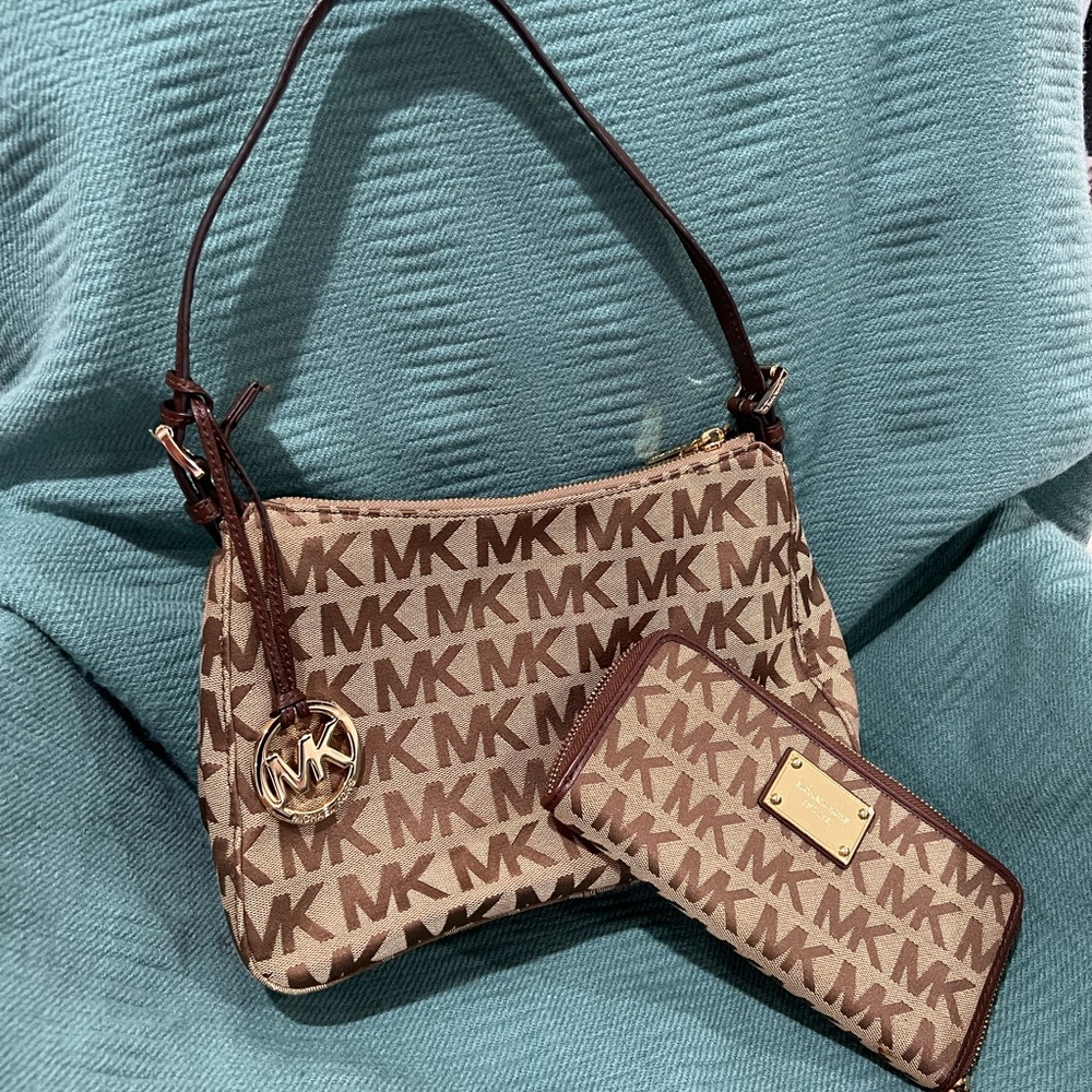 Sale🎉Michael Kors 2 pc Set Shoulder Bag and Wallet set NWOT